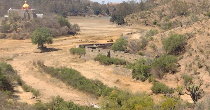 Frenan extracción irregular de material en la Presa de la Soledad
