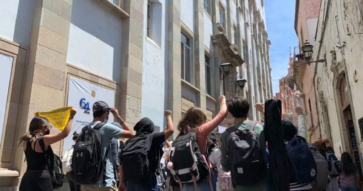 Estudiantes de la Prepa Oficial se manifiestan por casos de acoso