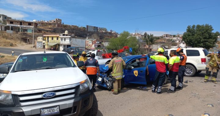 Chocan por descuido en el entronque de Santa Teresa