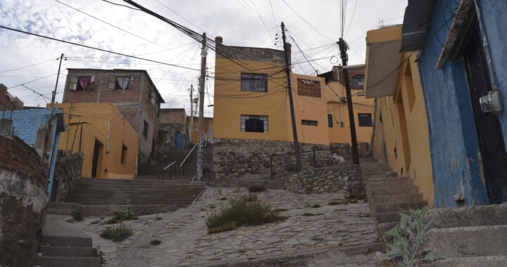 V. BAJO EL MURO DEL PANTEÓN