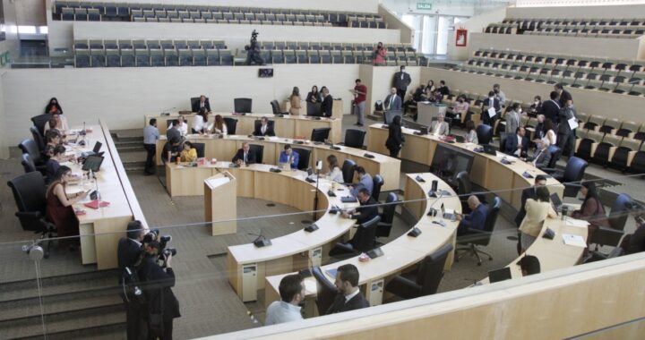 Deudas públicas generan choque entre grupos parlamentarios
