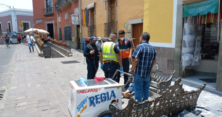 Golpea autobús urbano a comerciante