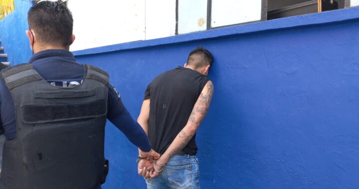 Detienen a hombre armado en persecución