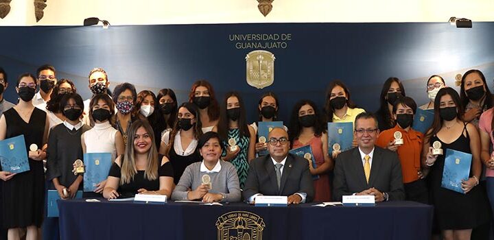 Reconocen talento de estudiantes del NMS  UG