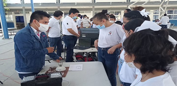 Estudiantes de ingeniería UG realizan Feria de Ciencia para niñas y niños