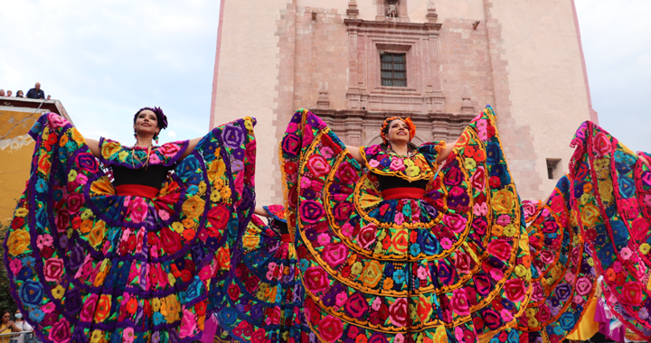 Con programa folklórico concluye UG Espiral Foro Universitario 2022