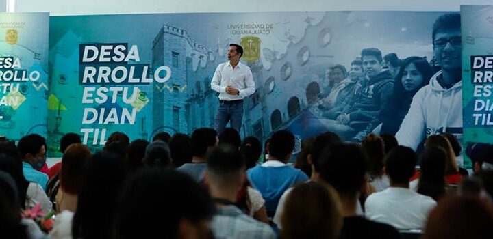 El clavadista olímpico Rommel Pacheco celebra el “Día DE” con estudiantes UG