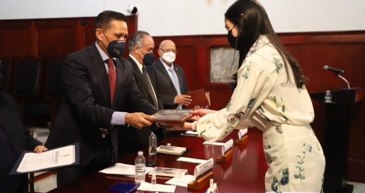 Reconoce UG a la generación 1967-1972 de Minas y Metalurgia
