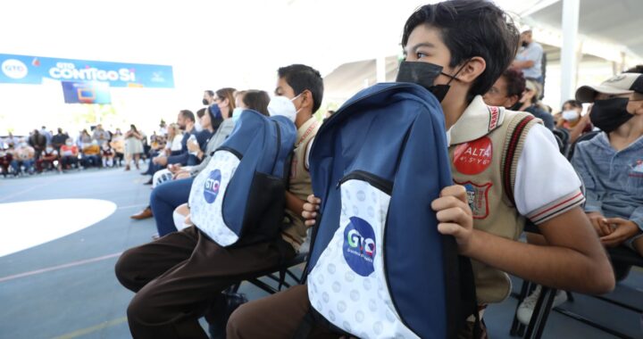 Apoyan a más de 620 mil estudiantes de primaria con la entrega de útiles escolares