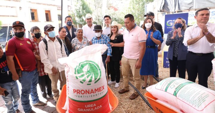 Apoyan a agricultores capitalinos con la entrega de fertilizantes