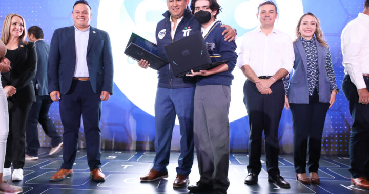 Benefician a estudiantes con la entrega de más de 500 laptops de gama alta