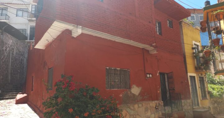 Muere joven estudiante de la UG al caer de azotea