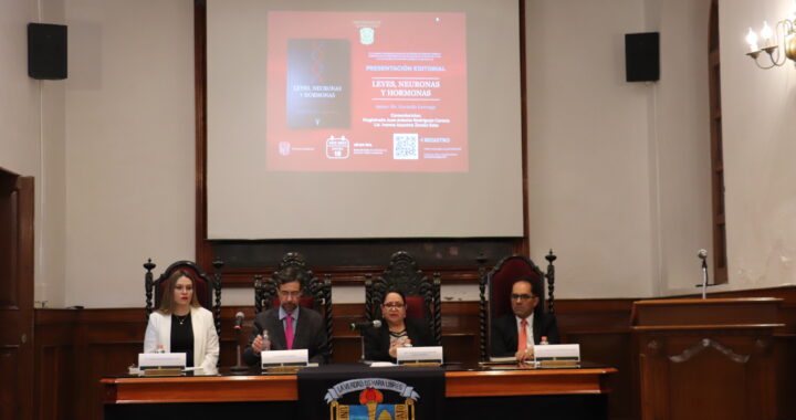 La biología obligará a redefinir el Derecho, sostiene Gerardo Laveaga durante la presentación de su libro en la UG