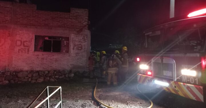 Hombre quema su propia casa