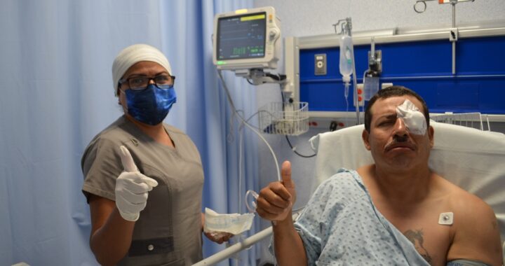 Un cargador de costales de legumbres recibió un trasplante de córnea y volvió a ver