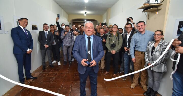 Inauguran ‘La experiencia de vivir’, exposición fotográfica en homenaje a “Chaplin”