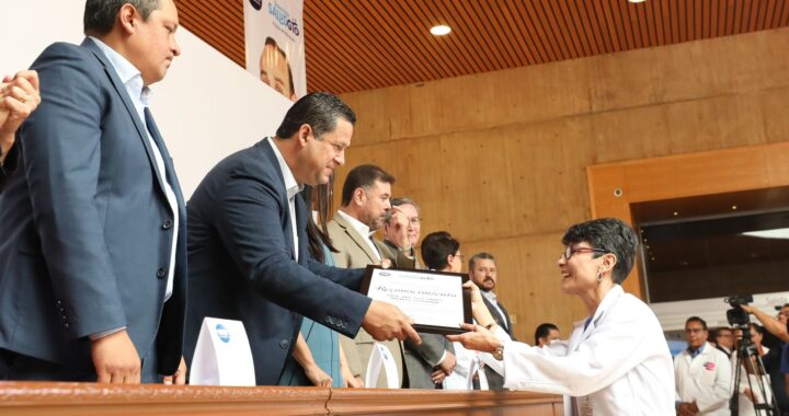 Reconocen a los médicos guanajuatenses en su día