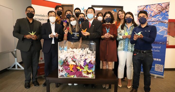 Promueven cultura de la paz en UG con entrega simbólica de grullas al Cónsul de Japón en León 