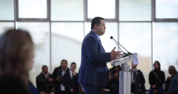 Busca gobernador más puntualidad