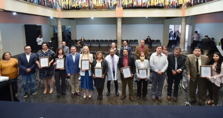 Entregan reconocimientos a ocho médicos de la capital