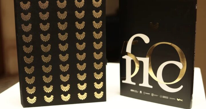 Presenta IEC libro conmemorativo 50 Aniversario FIC