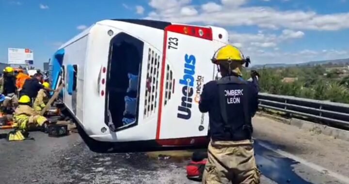 Mueren dos pasajeros y 19 resultan heridos en volcadura de autobús