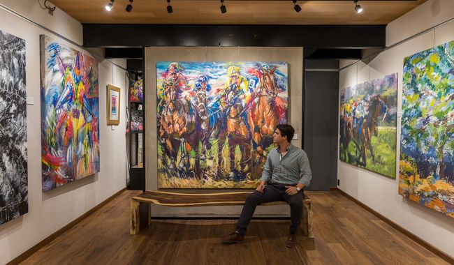 Con los colores del campo, el artista visual Ricardo de la Torre retrata escenas de la vida cotidiana