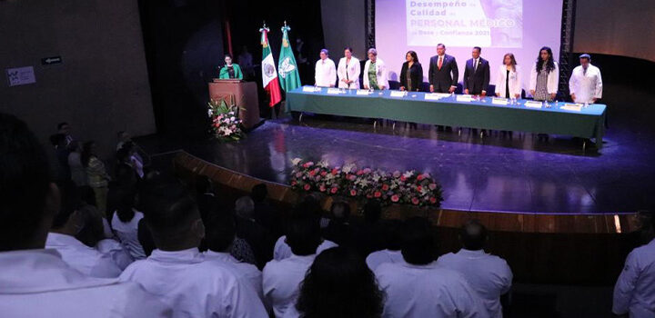 Rector General de la UG imparte charla sobre liderazgo ante el gremio médico