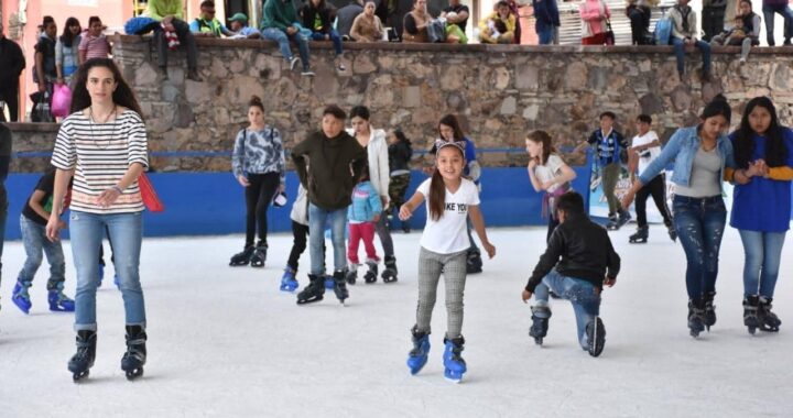 Hoy se inaugura pista de hielo con espectacular show navideño de patinaje y Santa Claus