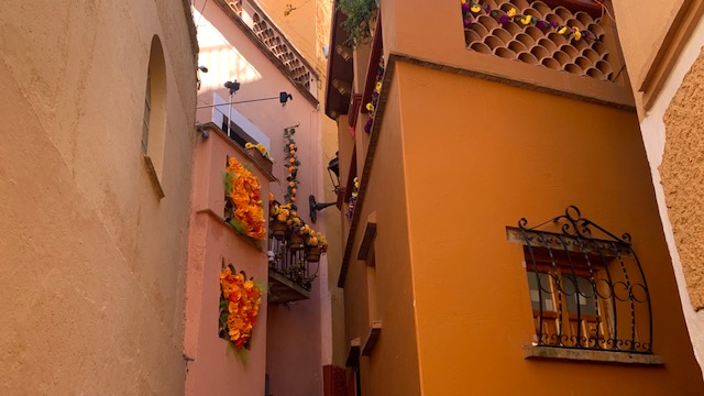 Quitan lona del Callejón del Beso que afectaba la imagen del lugar