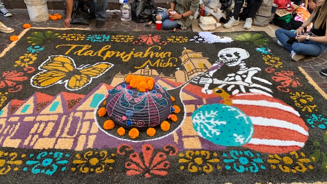 Entre velas, flores y colores celebra la capital el día de muertos; tapete de la muerte cumple 15 años