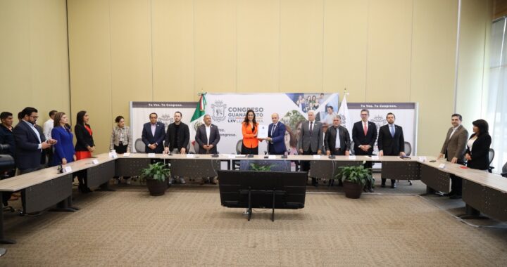 Entrega Libia García Paquete Fiscal 2023 al Congreso de Guanajuato