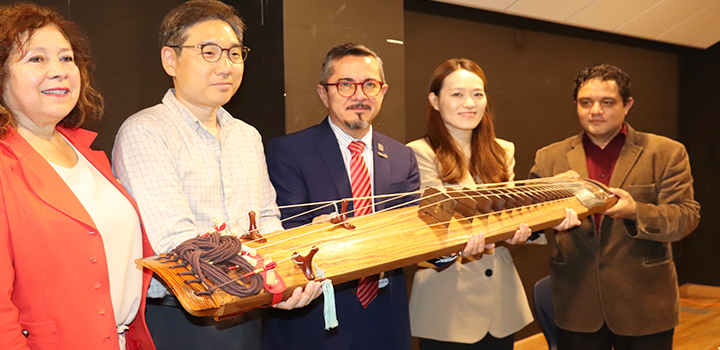 Delegación coreana dona instrumento tradicional al Departamento de Música de la UG