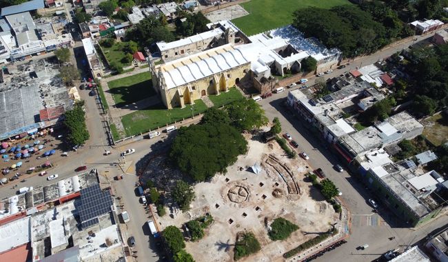 El Centro INAH Yucatán recupera vestigios arqueológicos mayas descubiertos en la plaza central de Oxkutzcab