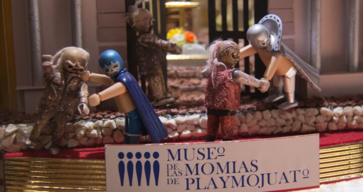 Permanece exposición de carteles luchísticos y Momias de Playmojuato hasta el 15 de diciembre.