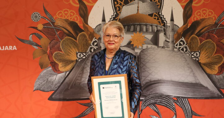 Recibe reconocimiento investigadora UG de la UdeG en la FIL de Guadalajara