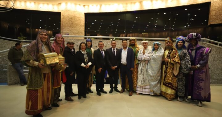 Reconoce UG el trabajo de su comunidad universitaria y celebra Noche Cultural de la Colmena 