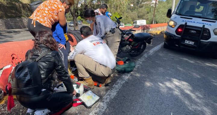 Familia derrapa en motocicleta