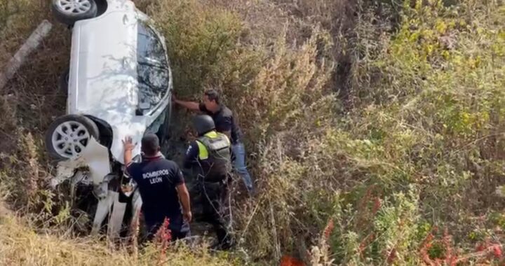 Vuelca automóvil y una mujer resultó lesionada