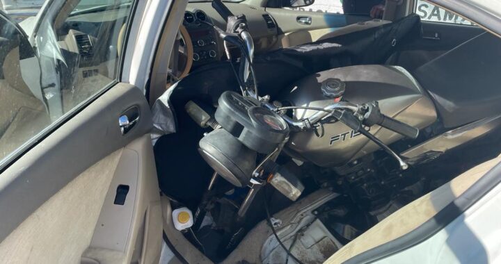 Roban motocicleta y se la llevan en automóvil