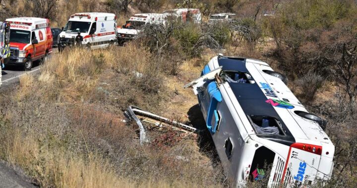 Choca tráiler contra autobús, se reportan 20 heridos y un muerto