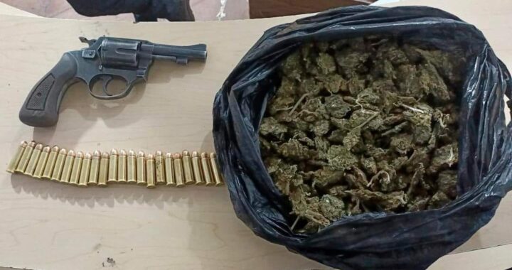 Asegura Policía presunta droga, un arma y cartuchos útiles en la zona de Yerbabuena