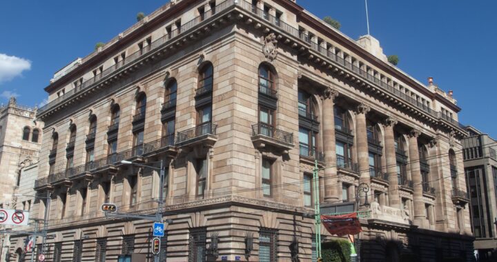 El Banco de México no debe jugar con el valor del peso ante el dólar