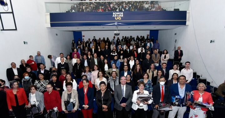 Con orgullo y júbilo comunidad UG conmemora 65 años de Enfermería en la ciudad de León