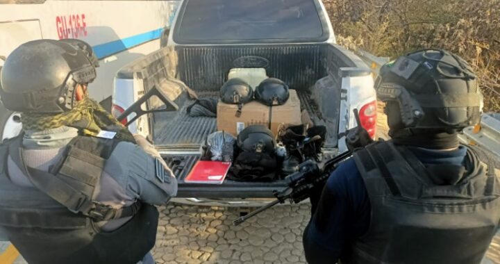 Detienen a dos sujetos armados con sub ametralladora, pistola y cartuchos útiles