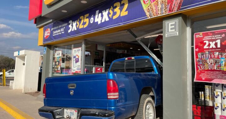 Choca camioneta contra una tienda de conveniencia