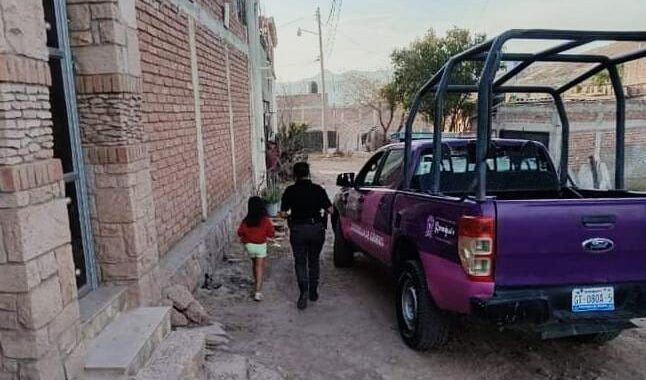 Policía de Género y bombero rescatan a niña extraviada en la zona sur de Guanajuato Capital