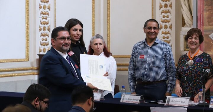 Entregan reconocimiento a la UG por el registro en Memoria del Mundo de México de la obra “Pasatiempos de Cosmología”