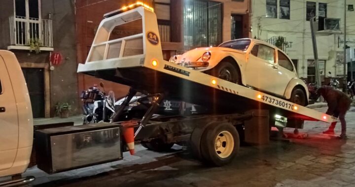 Frustra Policía robo de vehículo en calle Insurgencia y detiene a dos