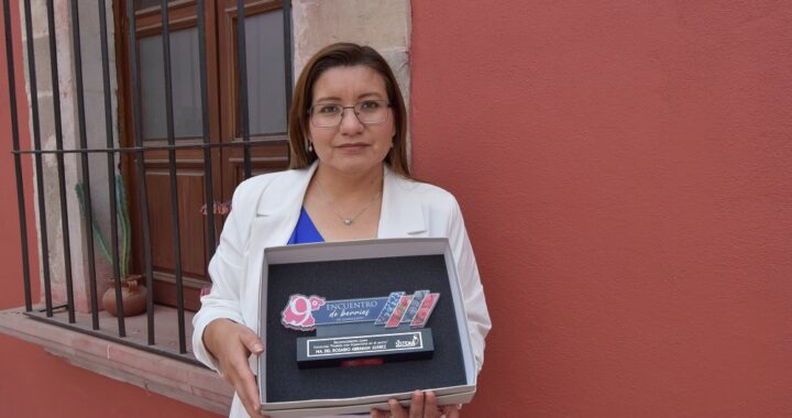 Reconocen trayectoria de académica UG
